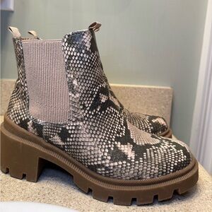 Size 8 women’s snake print boots